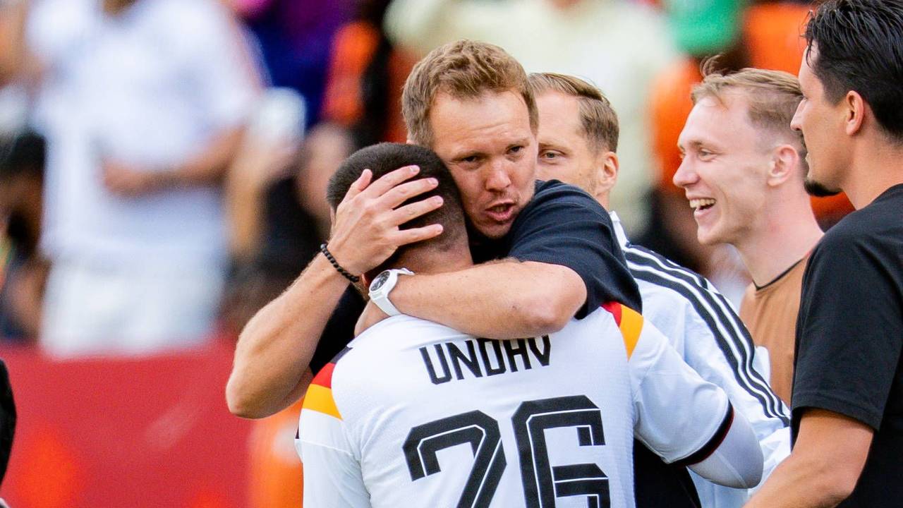Julian Nagelsmann umarmt Deniz Undav nach dem Spiel.