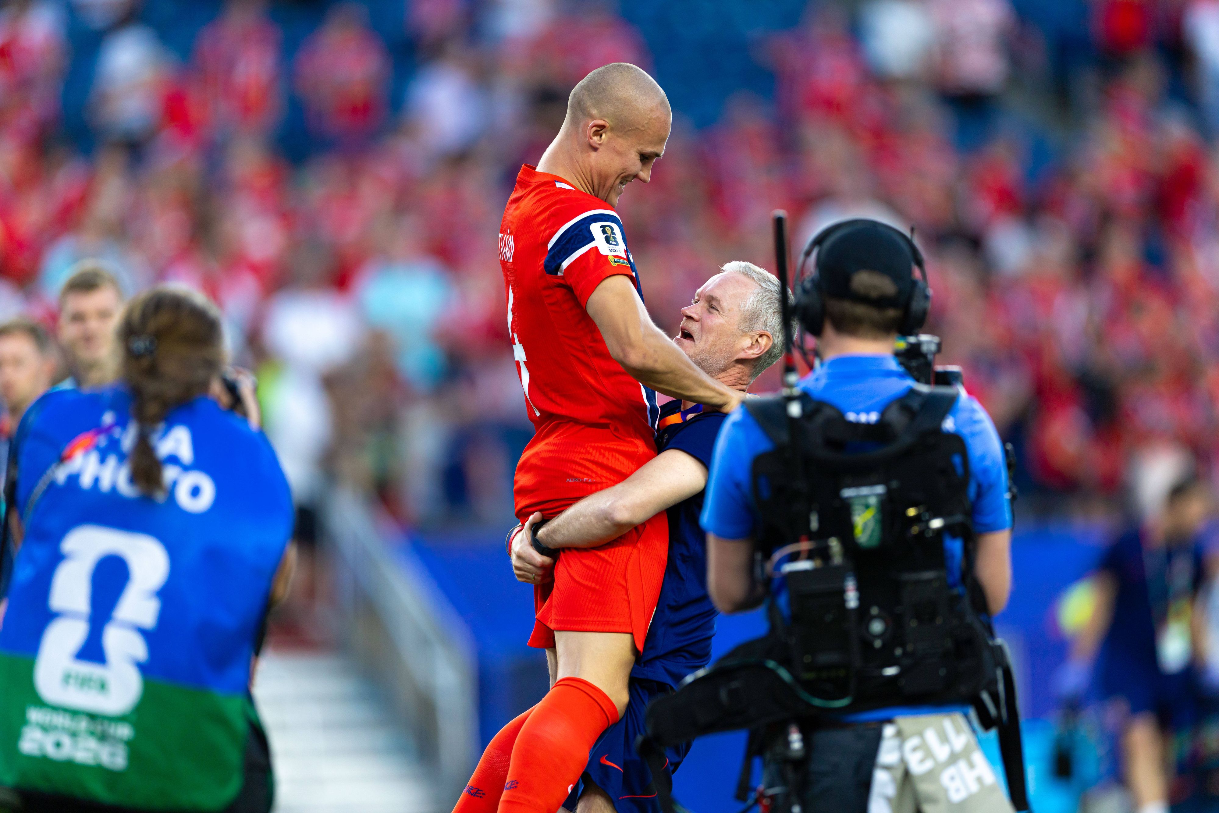 Leo Östigaard wird nach einem Norwegen-Spiel von einem Staff-Mitglied hochgehoben.