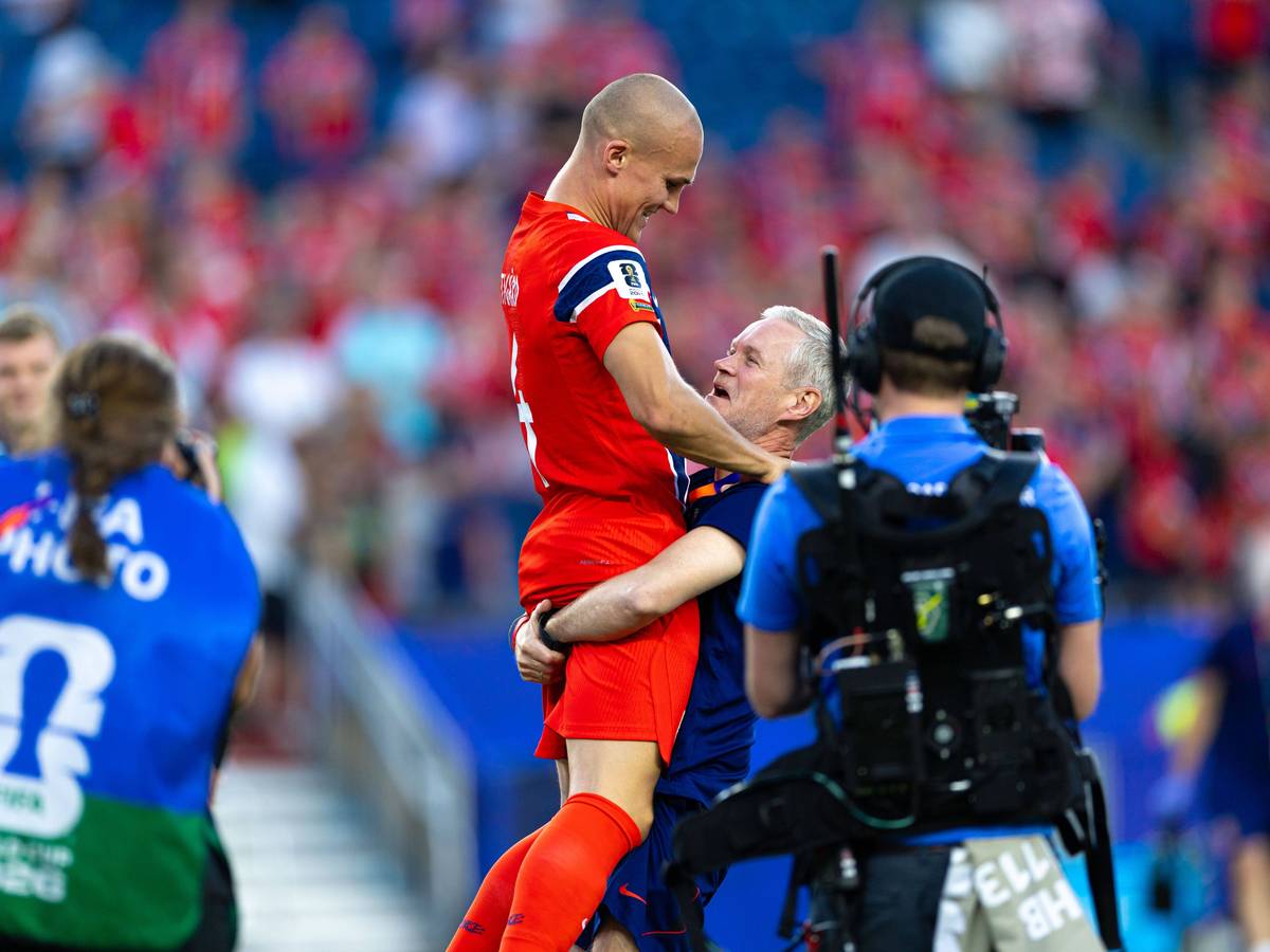 Leo Östigaard wird nach einem Norwegen-Spiel von einem Staff-Mitglied hochgehoben.