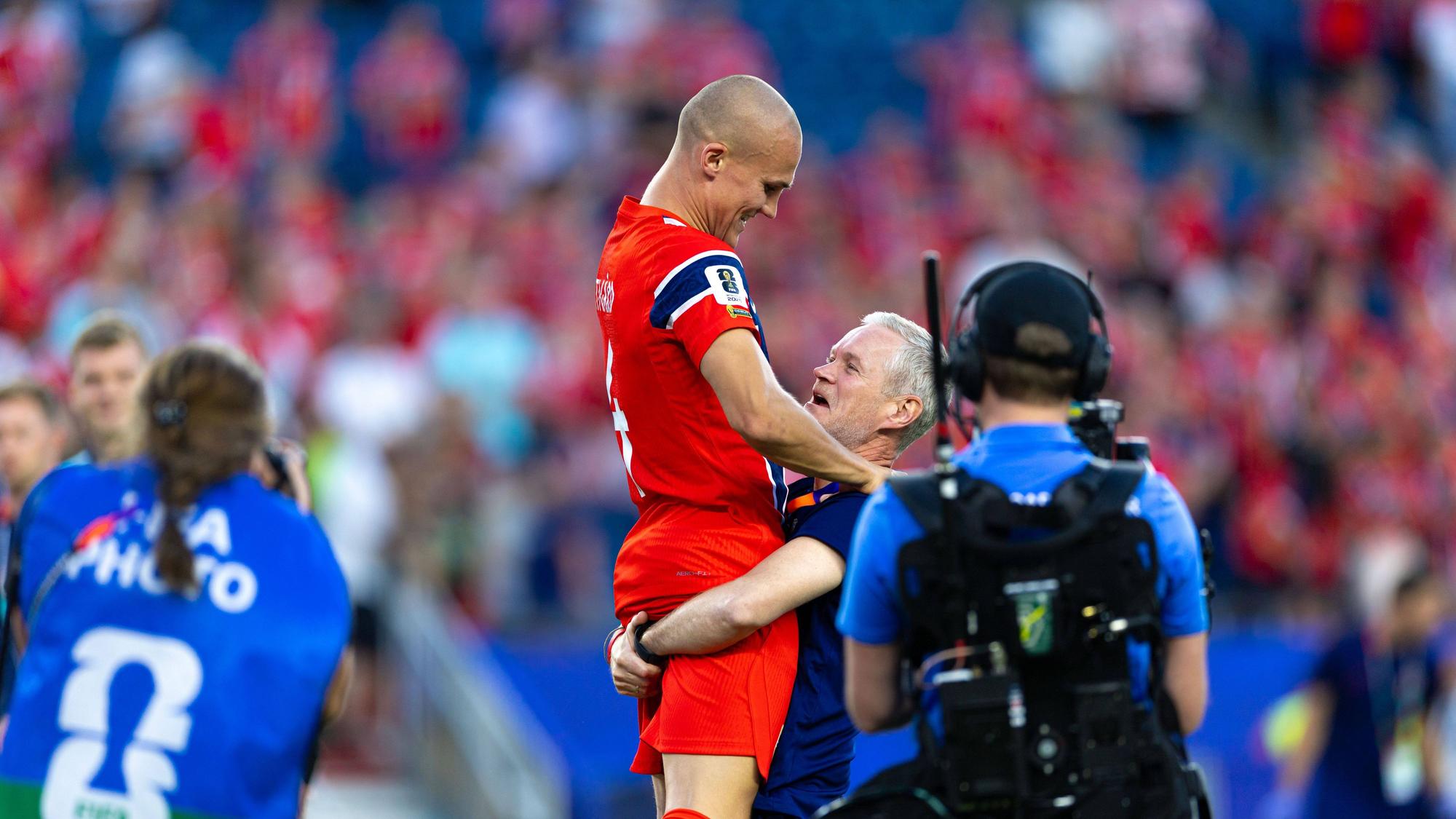 Leo Östigaard wird nach einem Norwegen-Spiel von einem Staff-Mitglied hochgehoben.