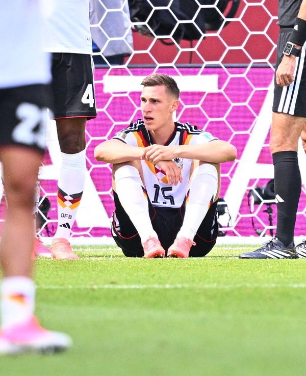 Nico Schlotterbeck sitzt am Boden.