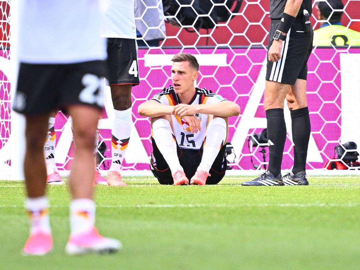 Nico Schlotterbeck sitzt am Boden.