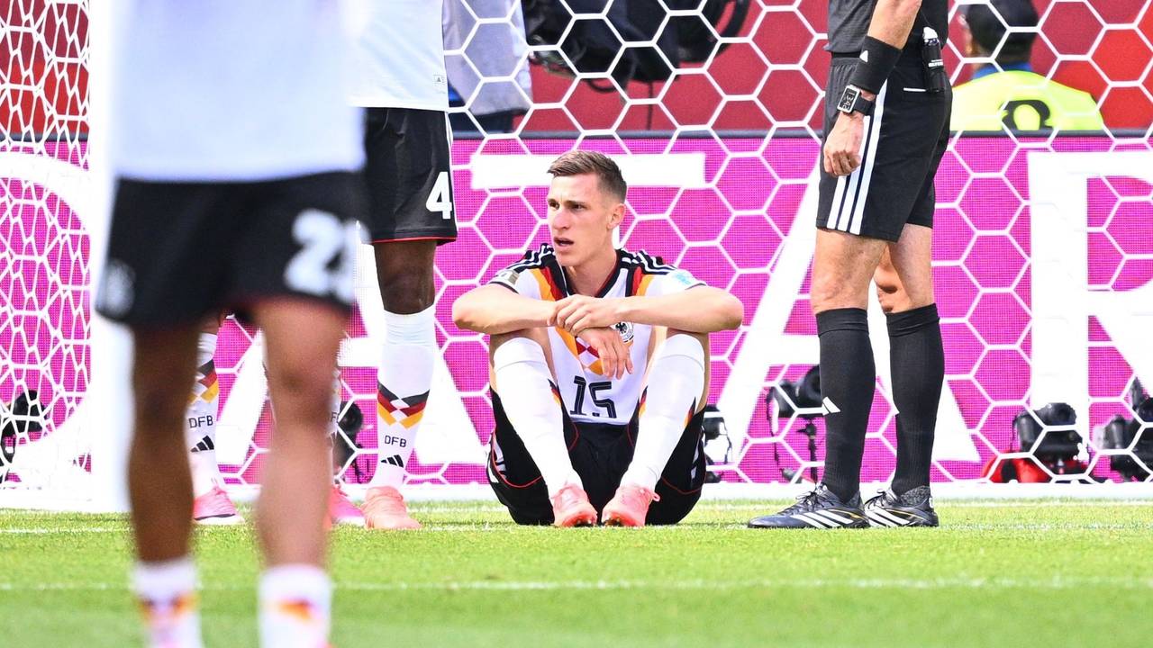 Nico Schlotterbeck sitzt am Boden.