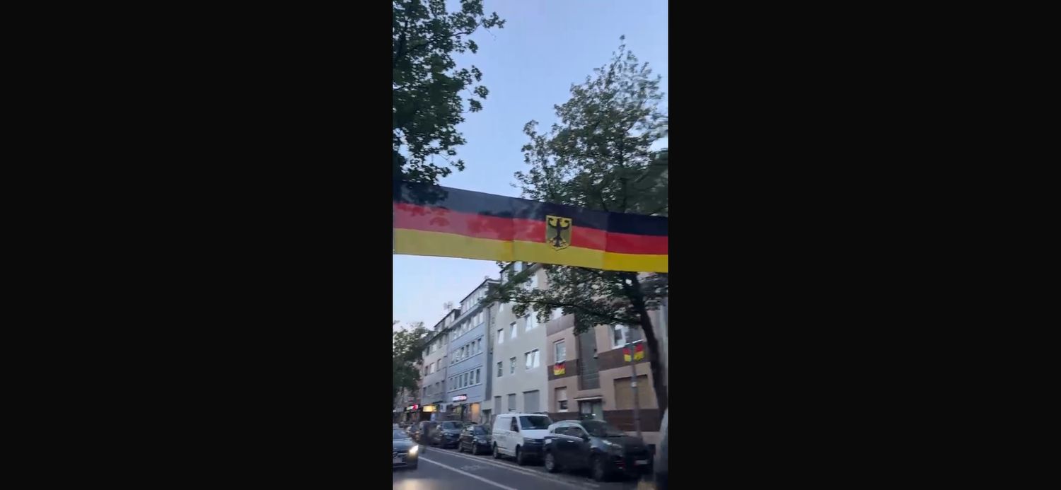 Deutschlandfahne an der Kalk-Mülheimer-Straße.