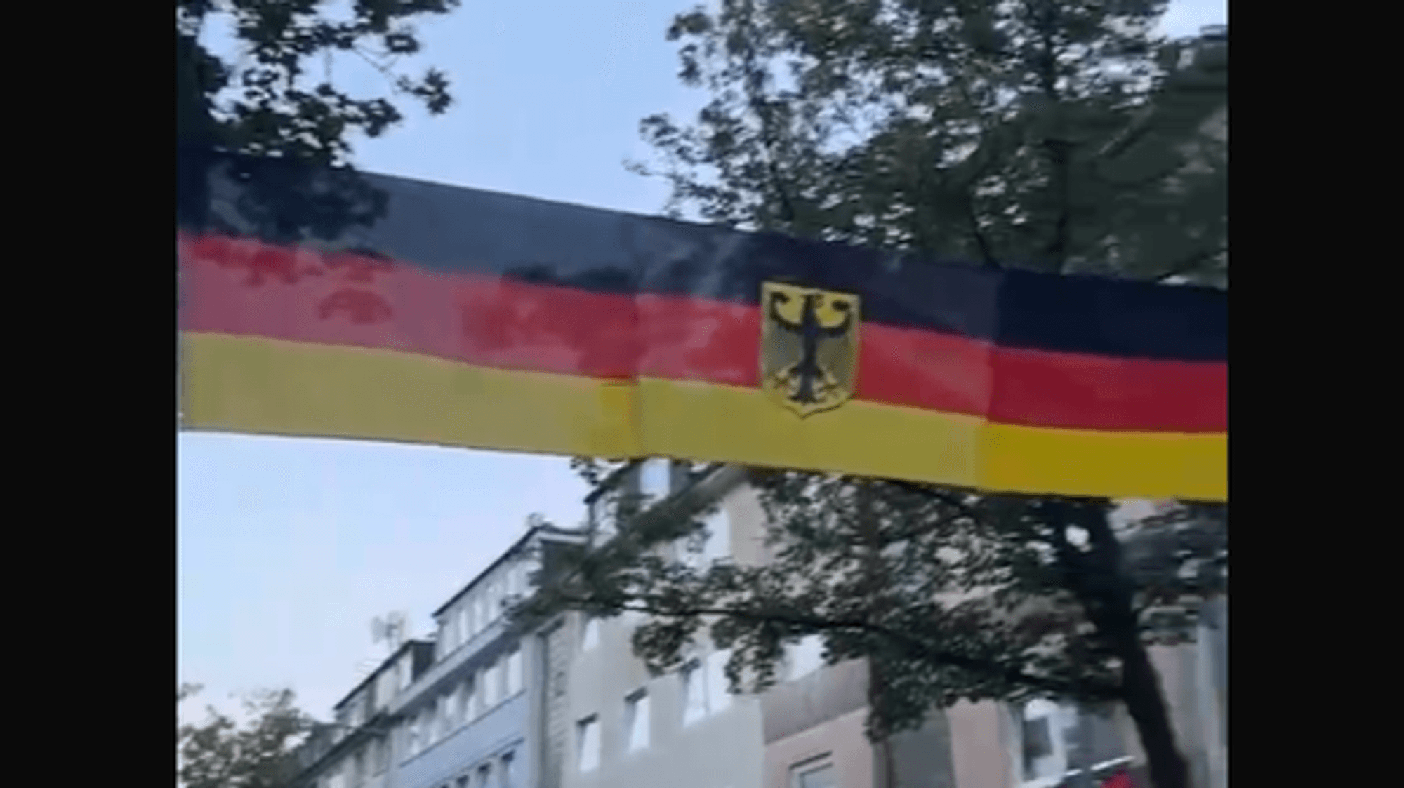 Deutschlandfahne an der Kalk-Mülheimer-Straße.