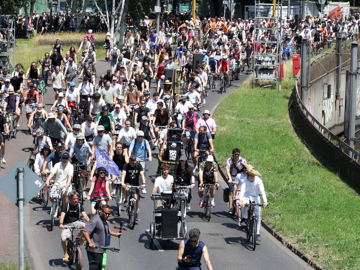 DJ Dom Whiting beim Fahrrad-Rave in Köln.