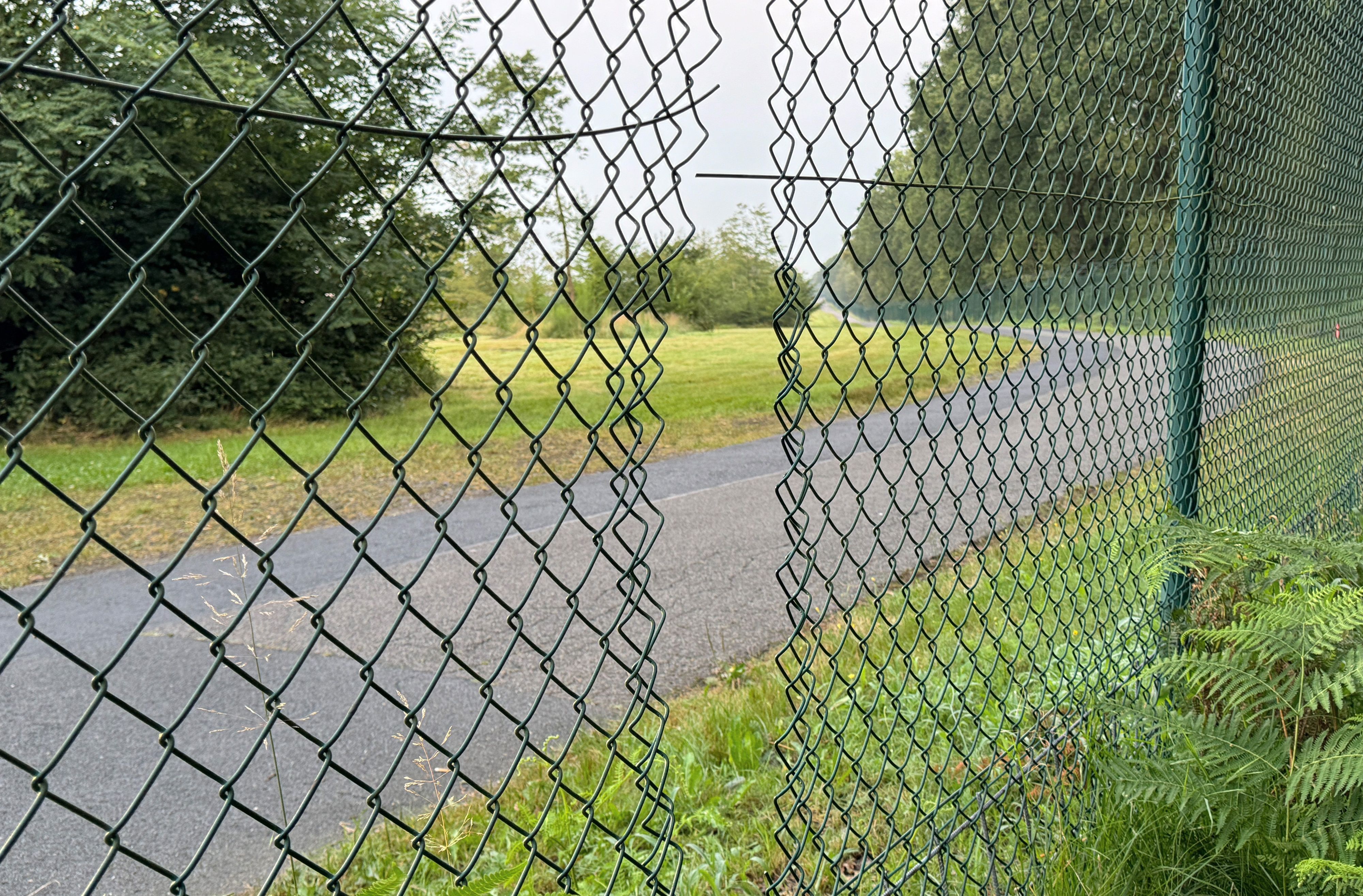 Die Aktivisten hatten ein Loch in den Zaun zum Kölner Flughafengelände geschnitten.