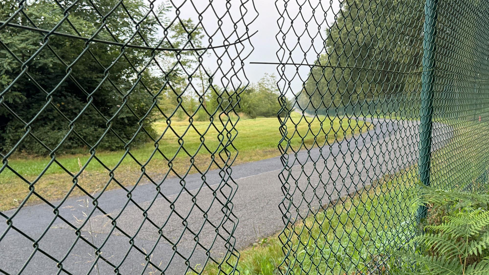 Die Aktivisten hatten ein Loch in den Zaun zum Kölner Flughafengelände geschnitten.