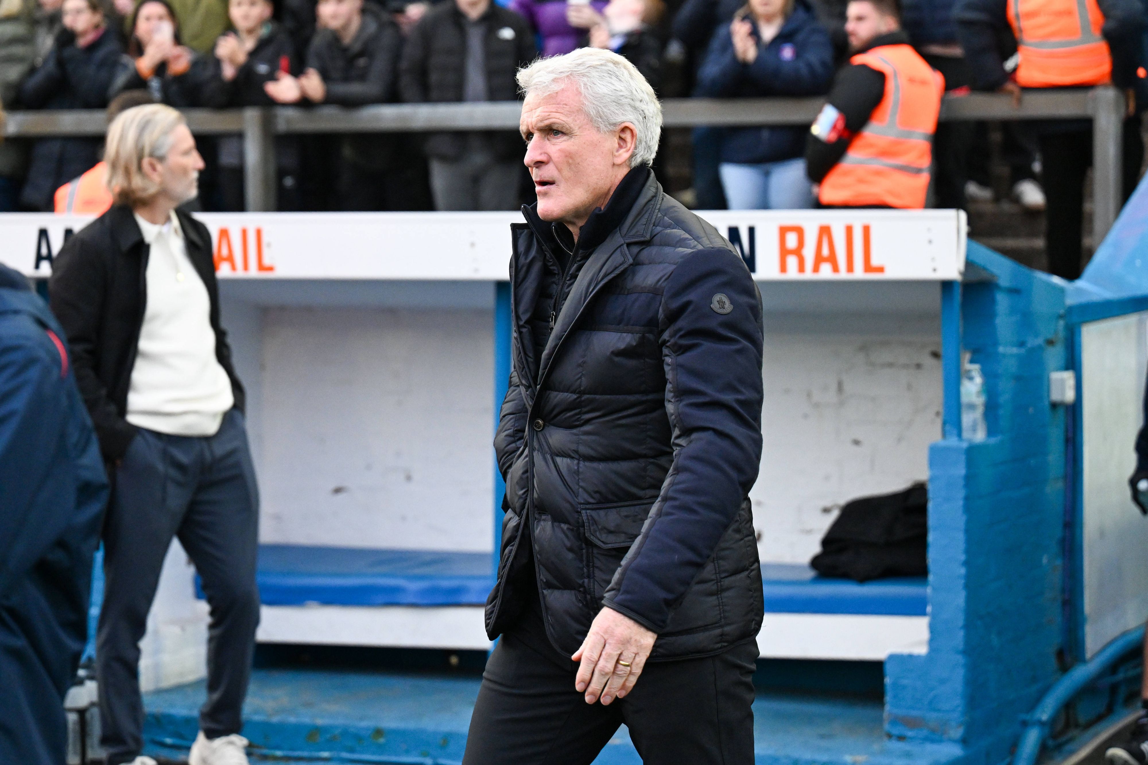 Bei einem Spiel als Trainer geht Mark Hughes auf den Platz.