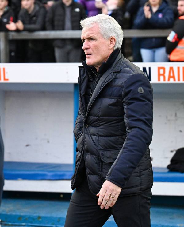Bei einem Spiel als Trainer geht Mark Hughes auf den Platz.