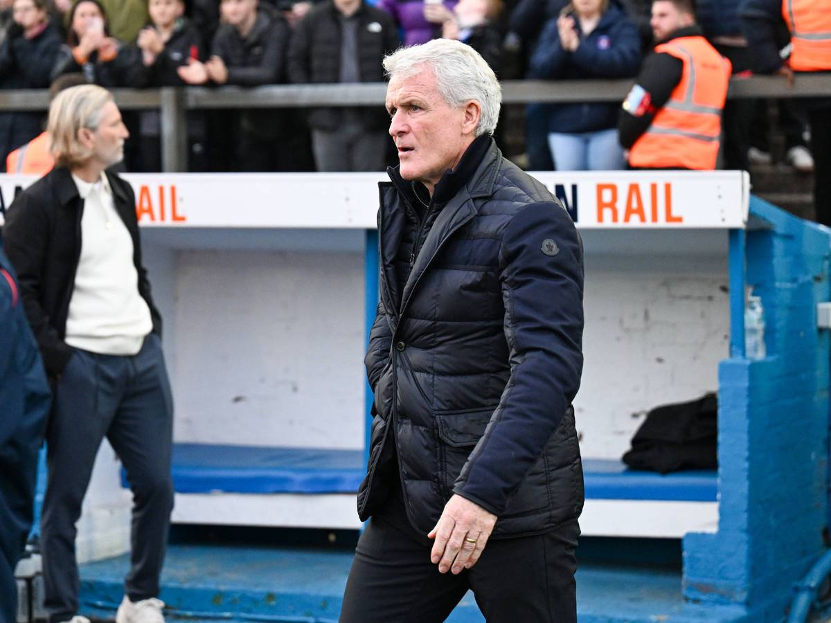 Bei einem Spiel als Trainer geht Mark Hughes auf den Platz.