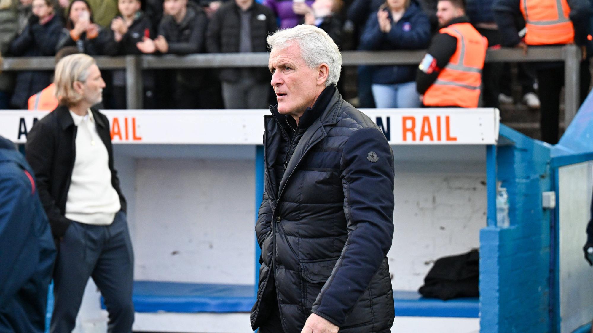 Bei einem Spiel als Trainer geht Mark Hughes auf den Platz.