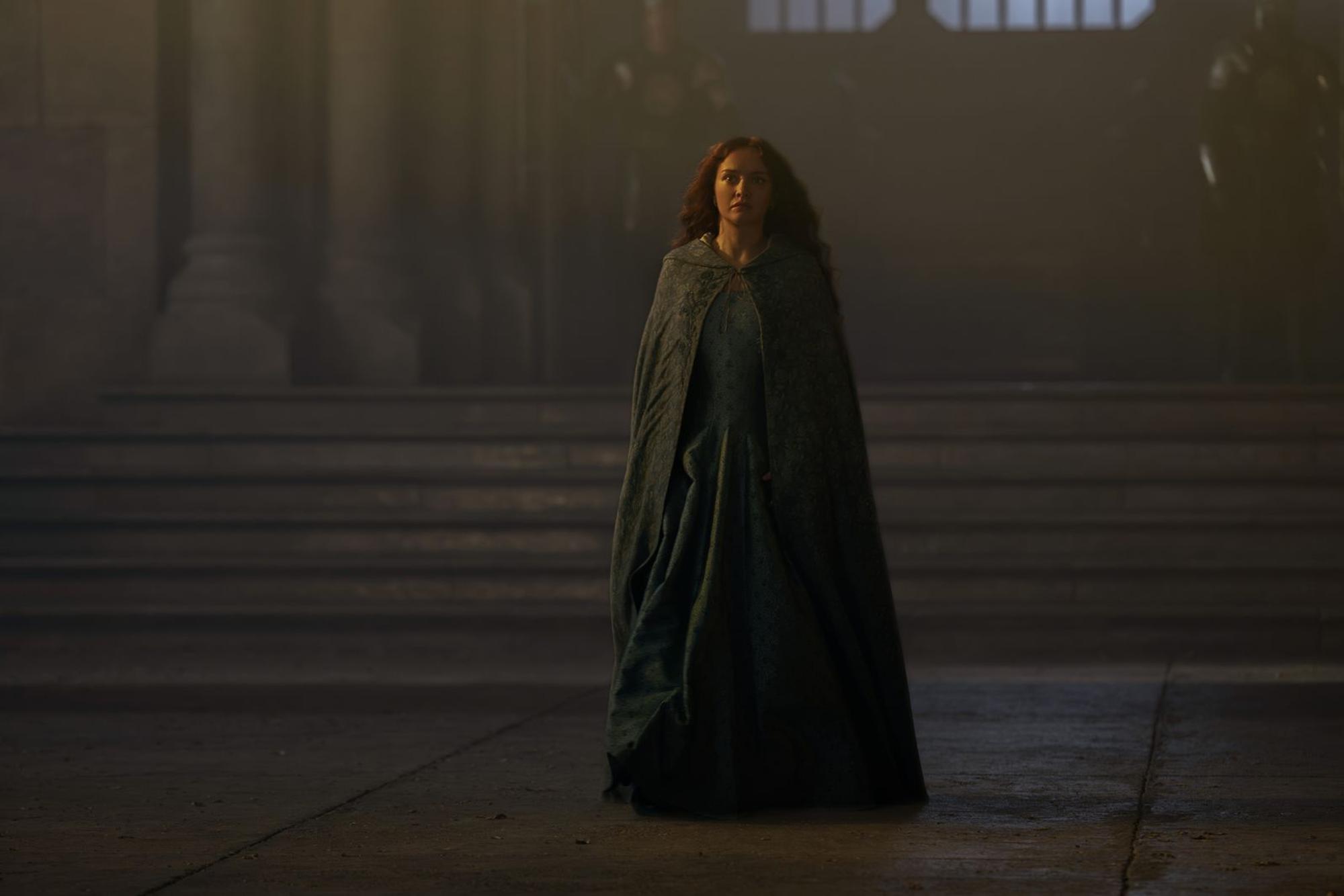 Königinwitwe und -Mutter Alicent (Olivia Cooke)fürchtet um das Überleben ihrer Kinder und Enkel. (Bild: HBO MAX)