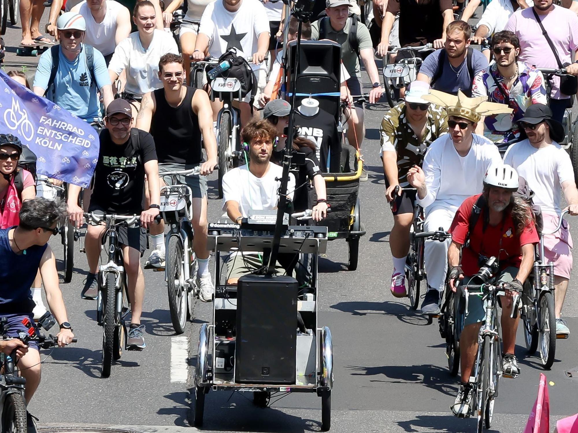 DJ Dom Whiting beim Fahrrad-Rave in Köln.