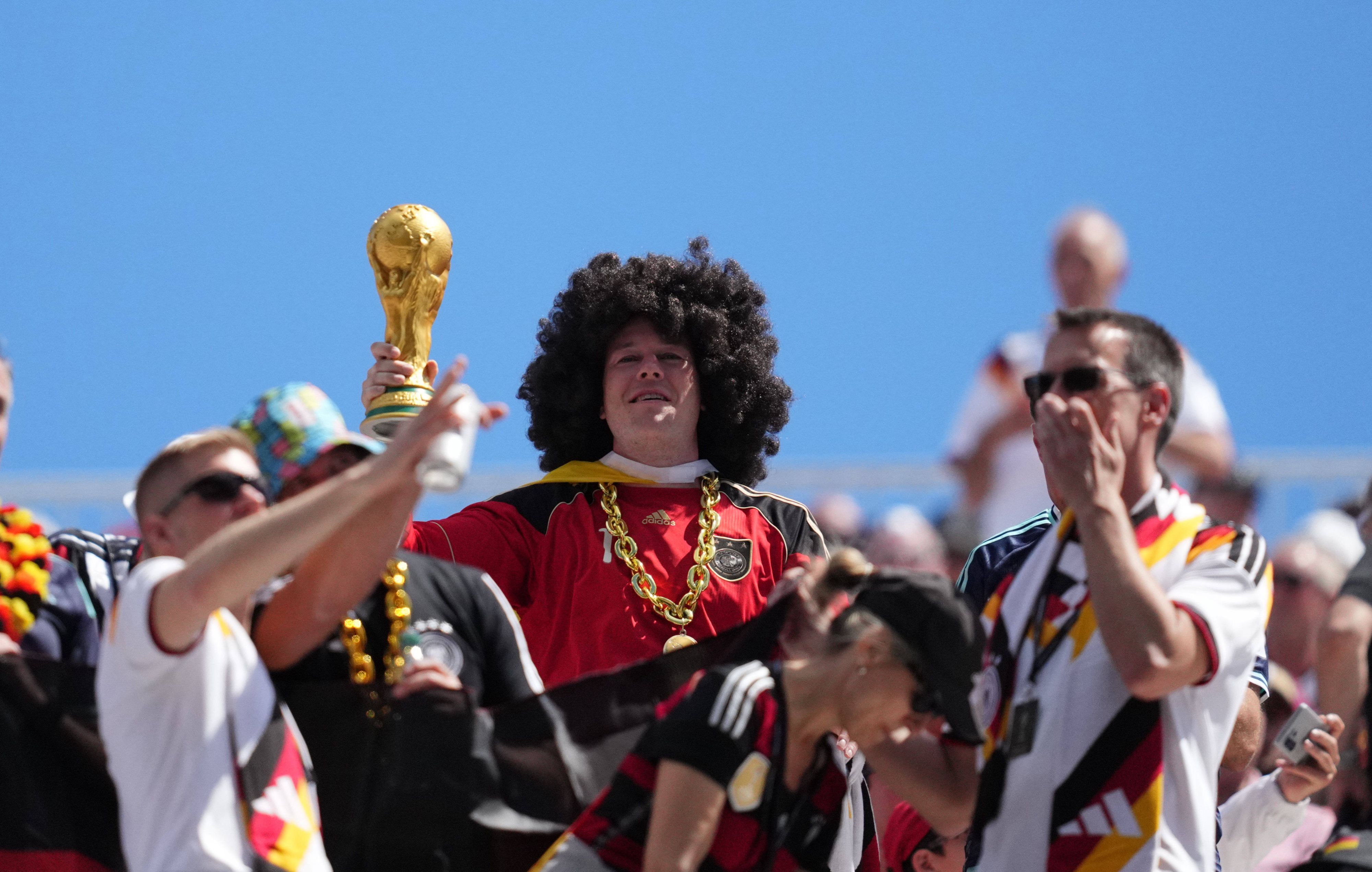 Deutsche Fans mit WM-Pokal.