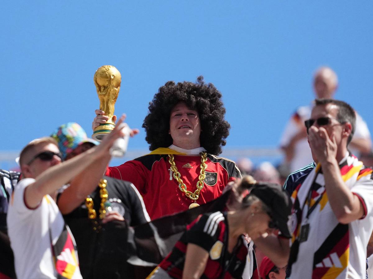 Deutsche Fans mit WM-Pokal.