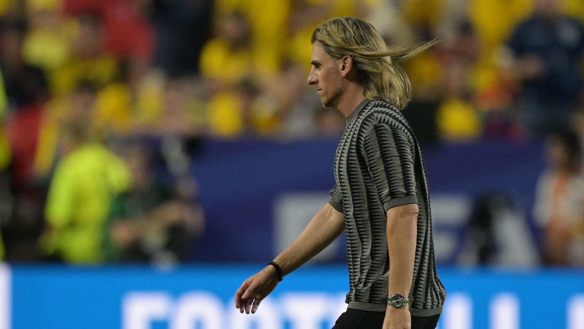 Ecuador-Trainer Sebastián Beccacece geht geschlagen vom Platz.