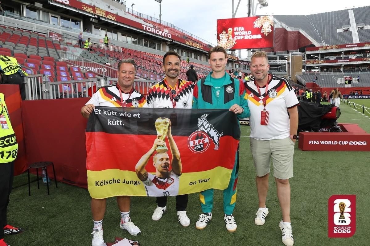 Kölner Fans mit Jonas Urbig in Toronto.