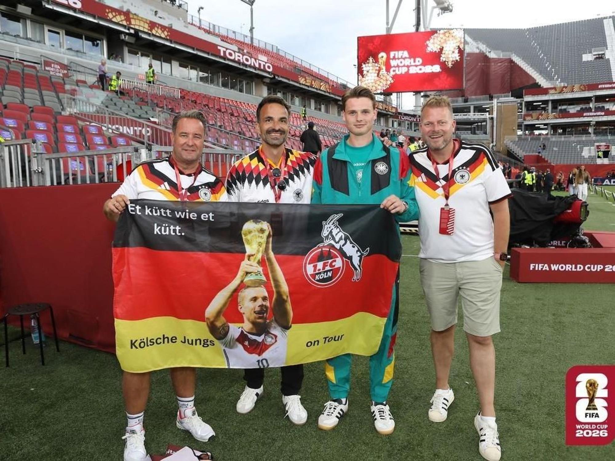 Kölner Fans mit Jonas Urbig in Toronto.