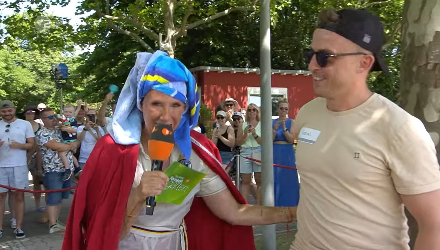 Nach dem Bad brauchte Andrea Kiewel erstmal ein Handtuch.