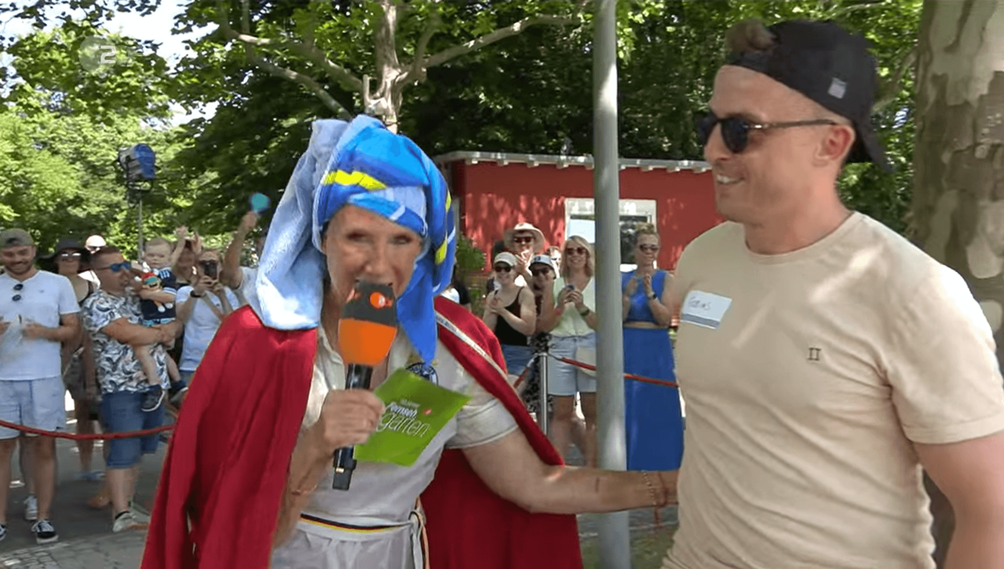 Nach dem Bad brauchte Andrea Kiewel erstmal ein Handtuch.