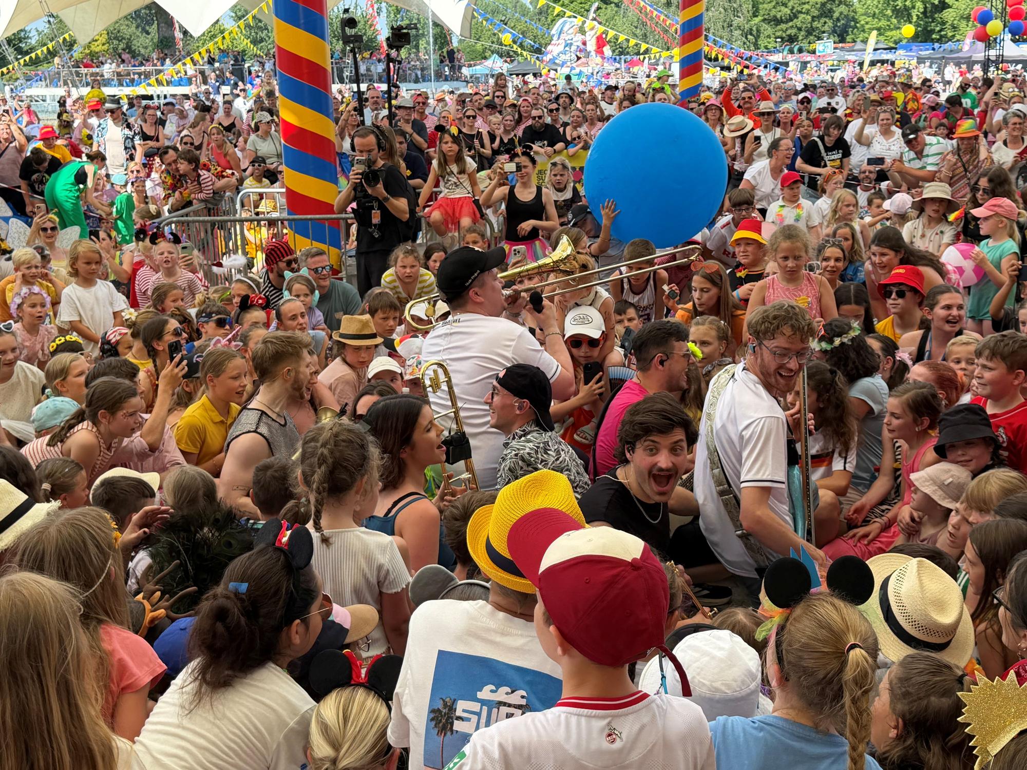 Druckluft spielen zwischen den Jecken im Tanzbrunnen.
