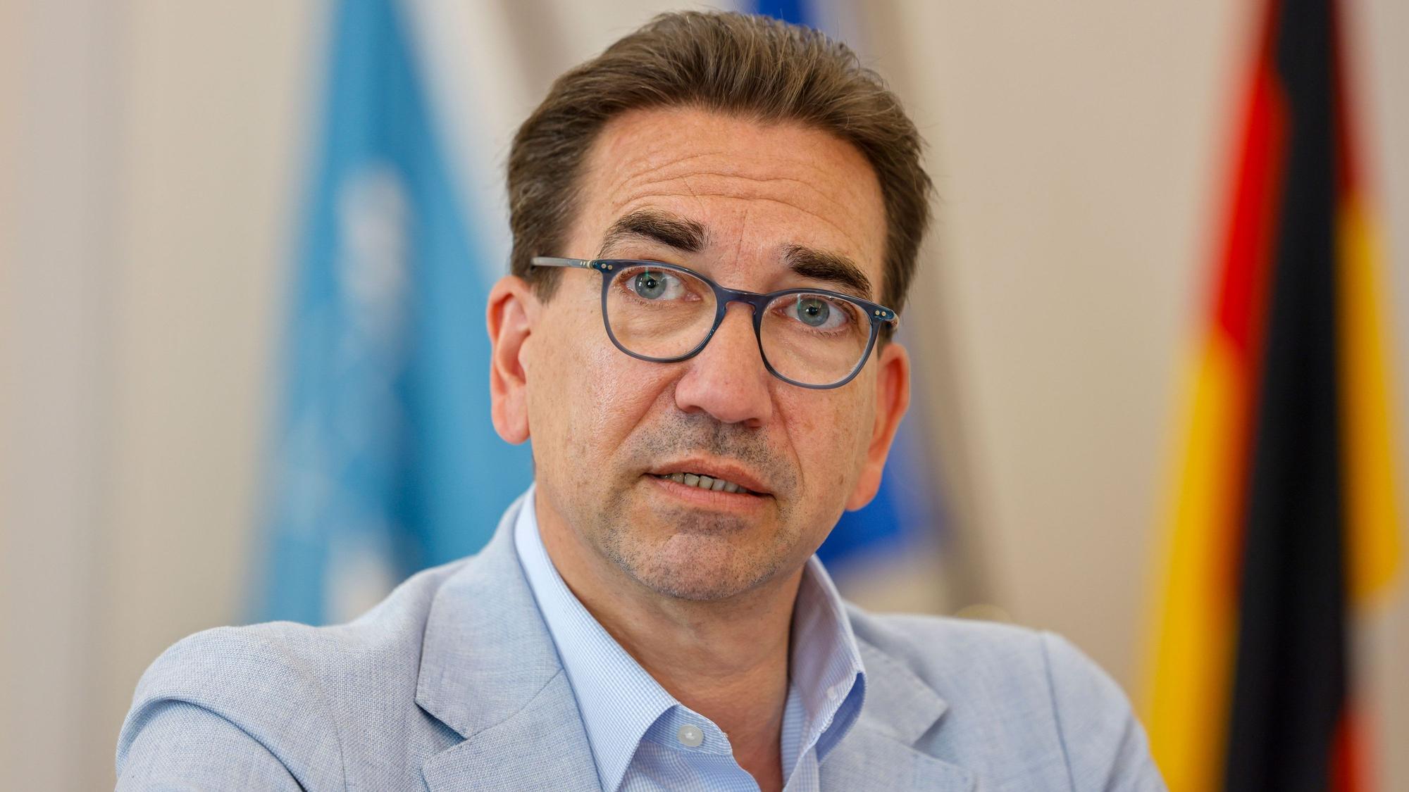 Guido Déus, Oberbürgermeister von Bonn, gibt ein Pressestatement zu den Auswirkungen der Nordbrückensperrung ab.