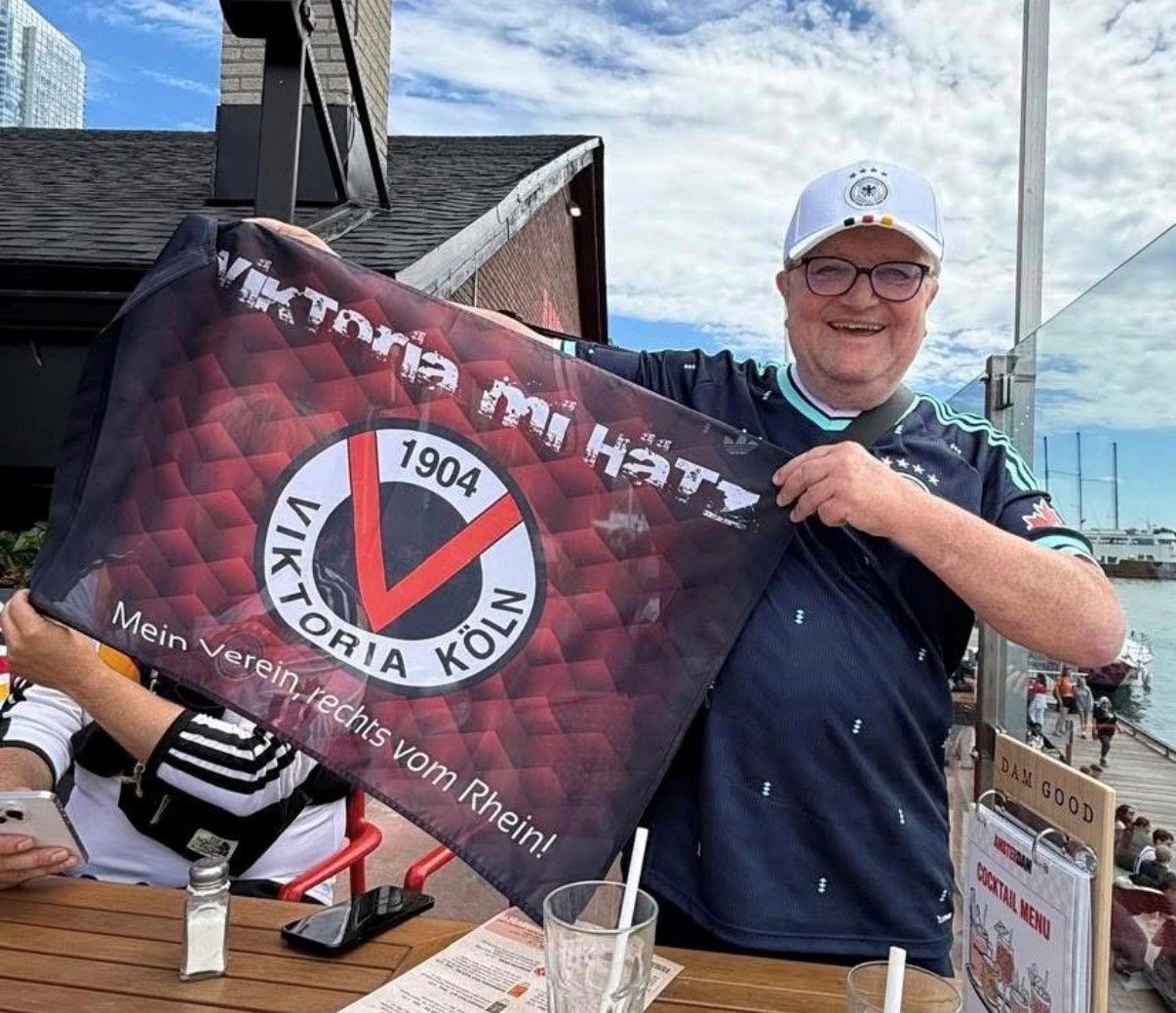 Horst Müller mit Viktoria-Fahne in Toronto.