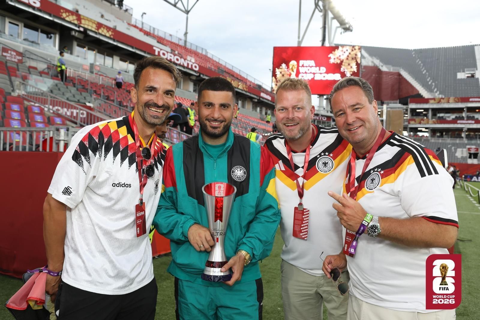 Adrian Hotz, Wilke Stromann und Alexander Manek mit Deniz Undav.