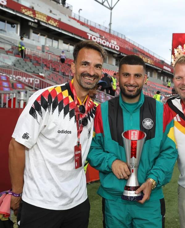 Adrian Hotz, Wilke Stromann und Alexander Manek mit Deniz Undav.