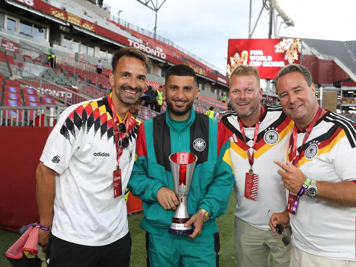 Adrian Hotz, Wilke Stromann und Alexander Manek mit Deniz Undav.