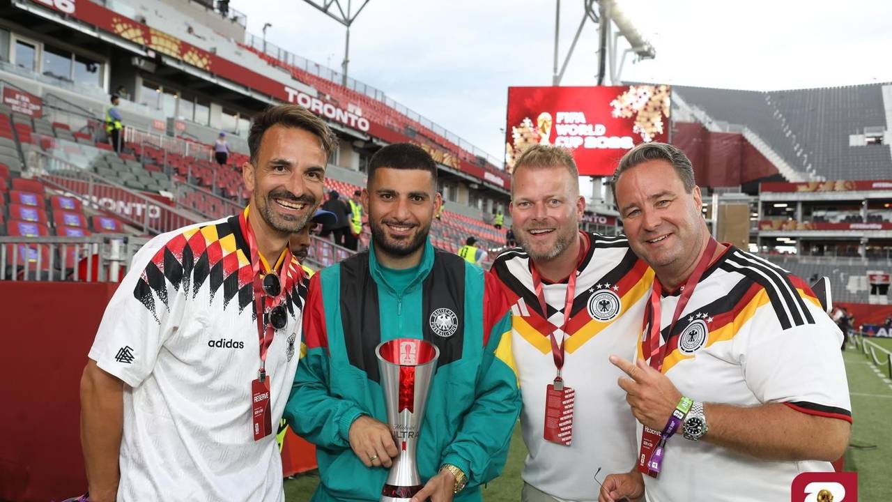 Adrian Hotz, Wilke Stromann und Alexander Manek mit Deniz Undav.
