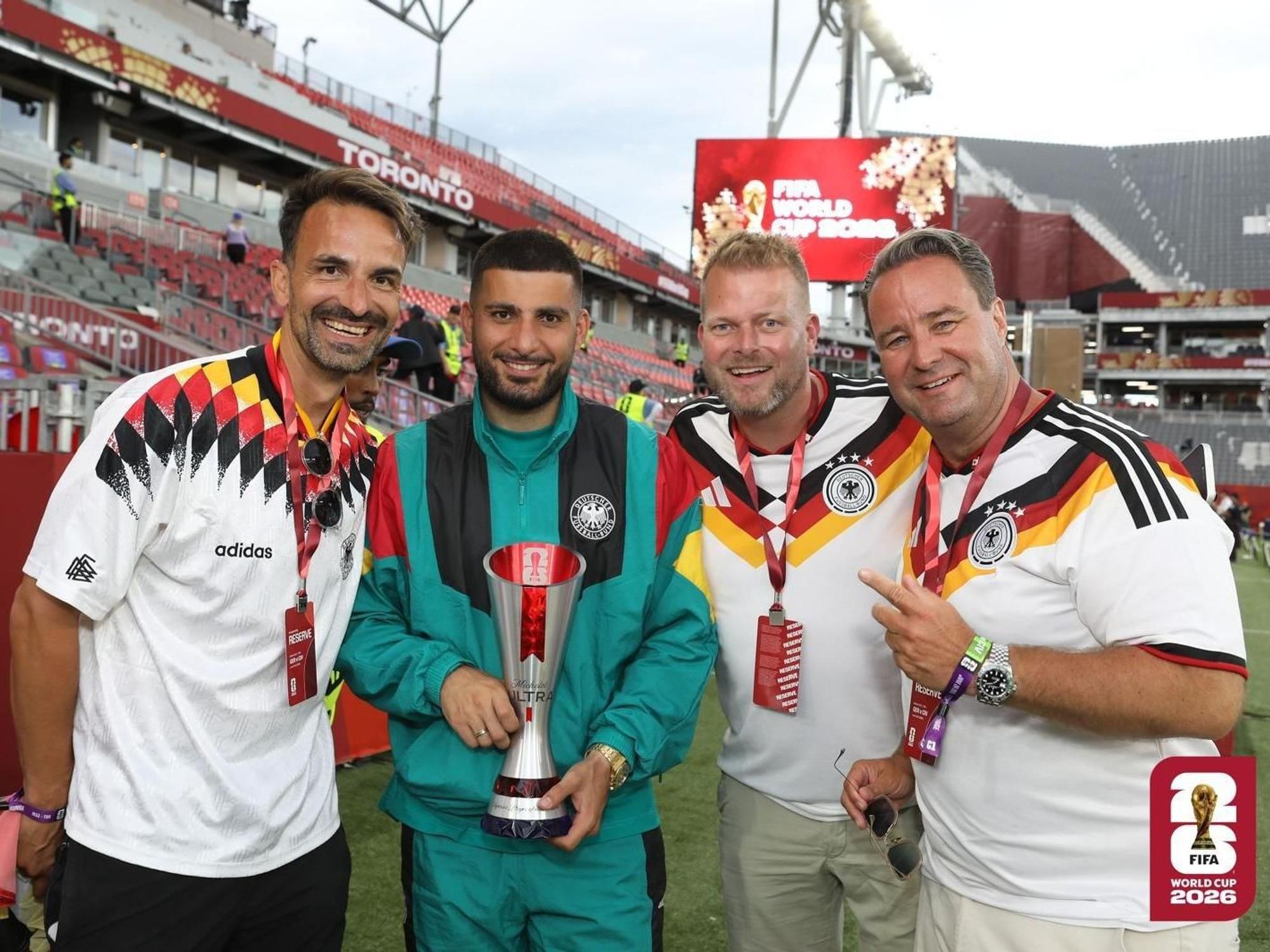 Adrian Hotz, Wilke Stromann und Alexander Manek mit Deniz Undav.