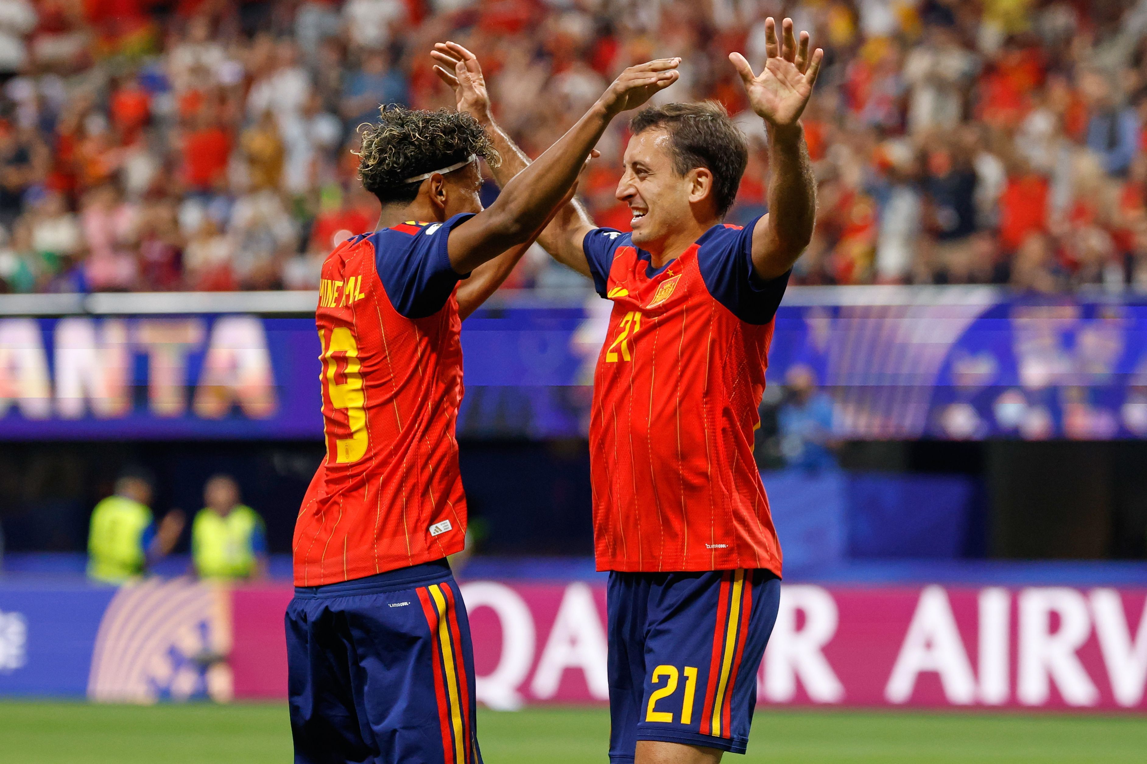 Lamine Yamal und Mikel Oyarzabal jubeln über ein Tor für Spanien.