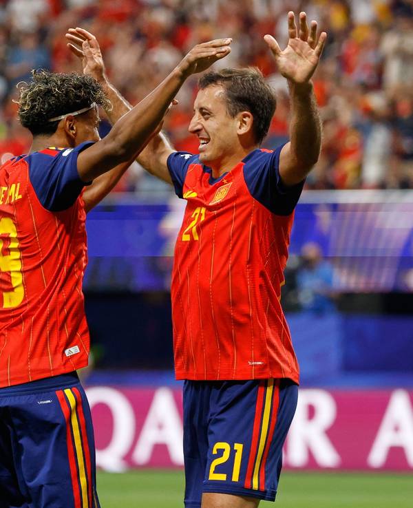 Lamine Yamal und Mikel Oyarzabal jubeln über ein Tor für Spanien.