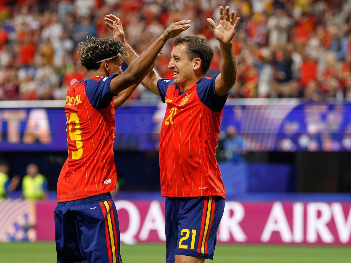 Lamine Yamal und Mikel Oyarzabal jubeln über ein Tor für Spanien.