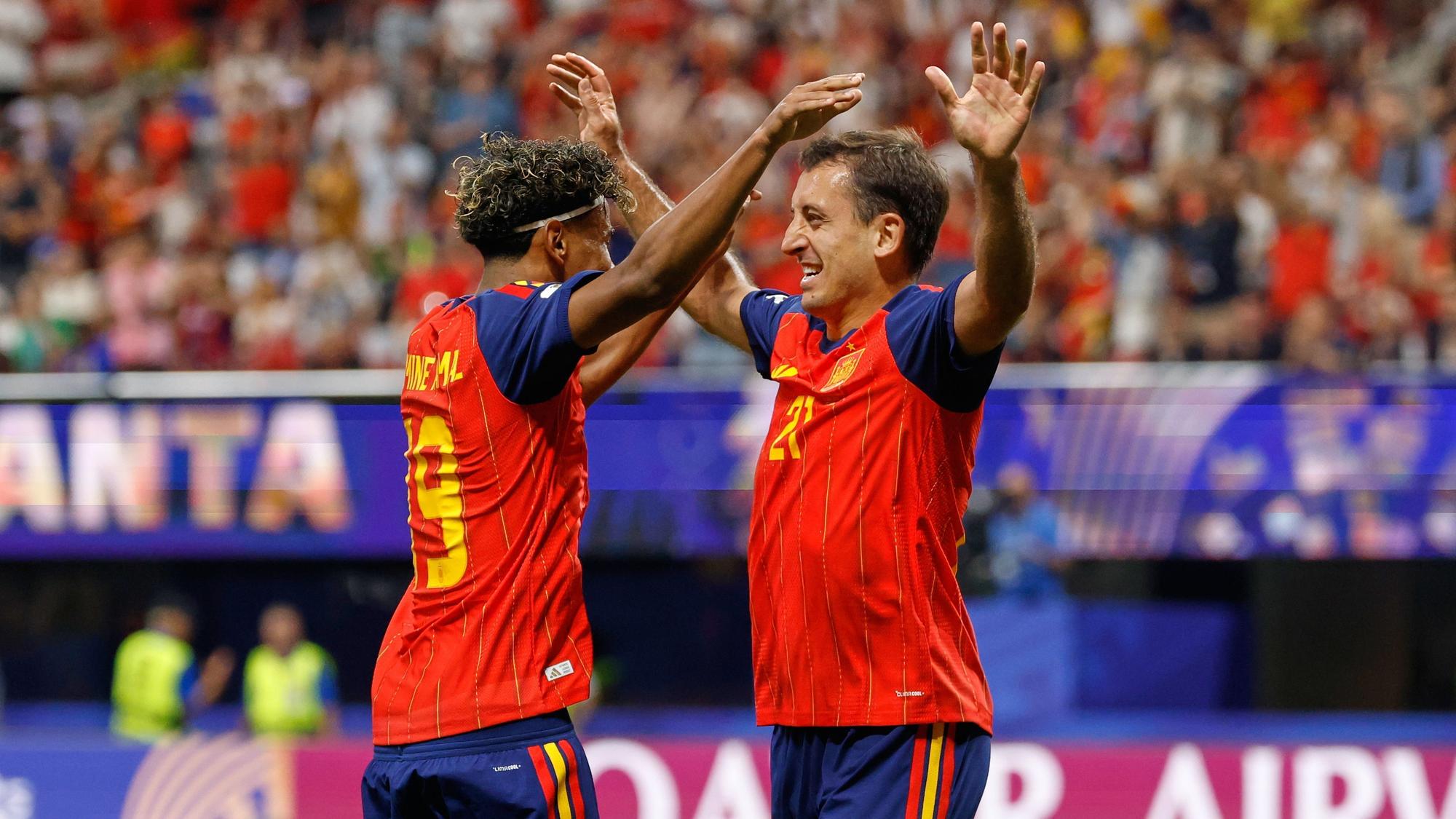 Lamine Yamal und Mikel Oyarzabal jubeln über ein Tor für Spanien.