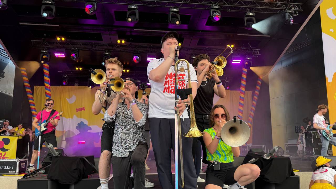 Druckluft beim Auftritt im Tanzbrunnen.