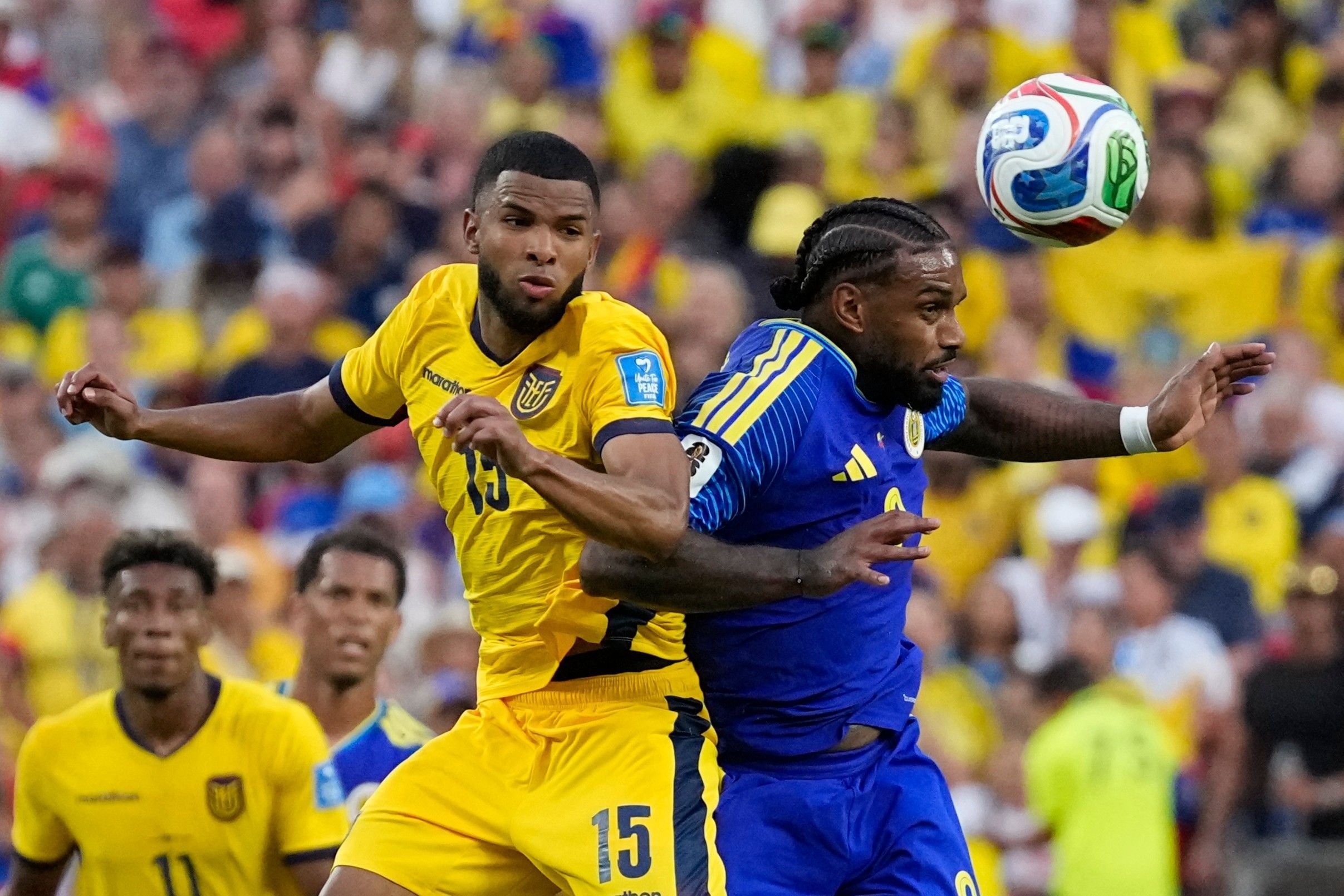 Jürgen Locadia aus Curaçao (r) köpft den Ball neben Pedro Vite aus Ecuador.