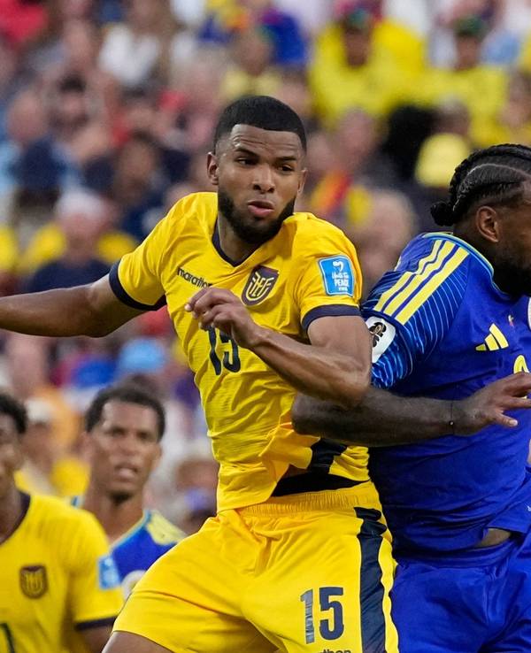 Jürgen Locadia aus Curaçao (r) köpft den Ball neben Pedro Vite aus Ecuador.