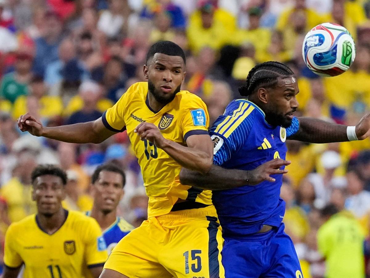 Jürgen Locadia aus Curaçao (r) köpft den Ball neben Pedro Vite aus Ecuador.