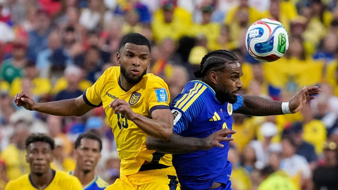 Jürgen Locadia aus Curaçao (r) köpft den Ball neben Pedro Vite aus Ecuador.