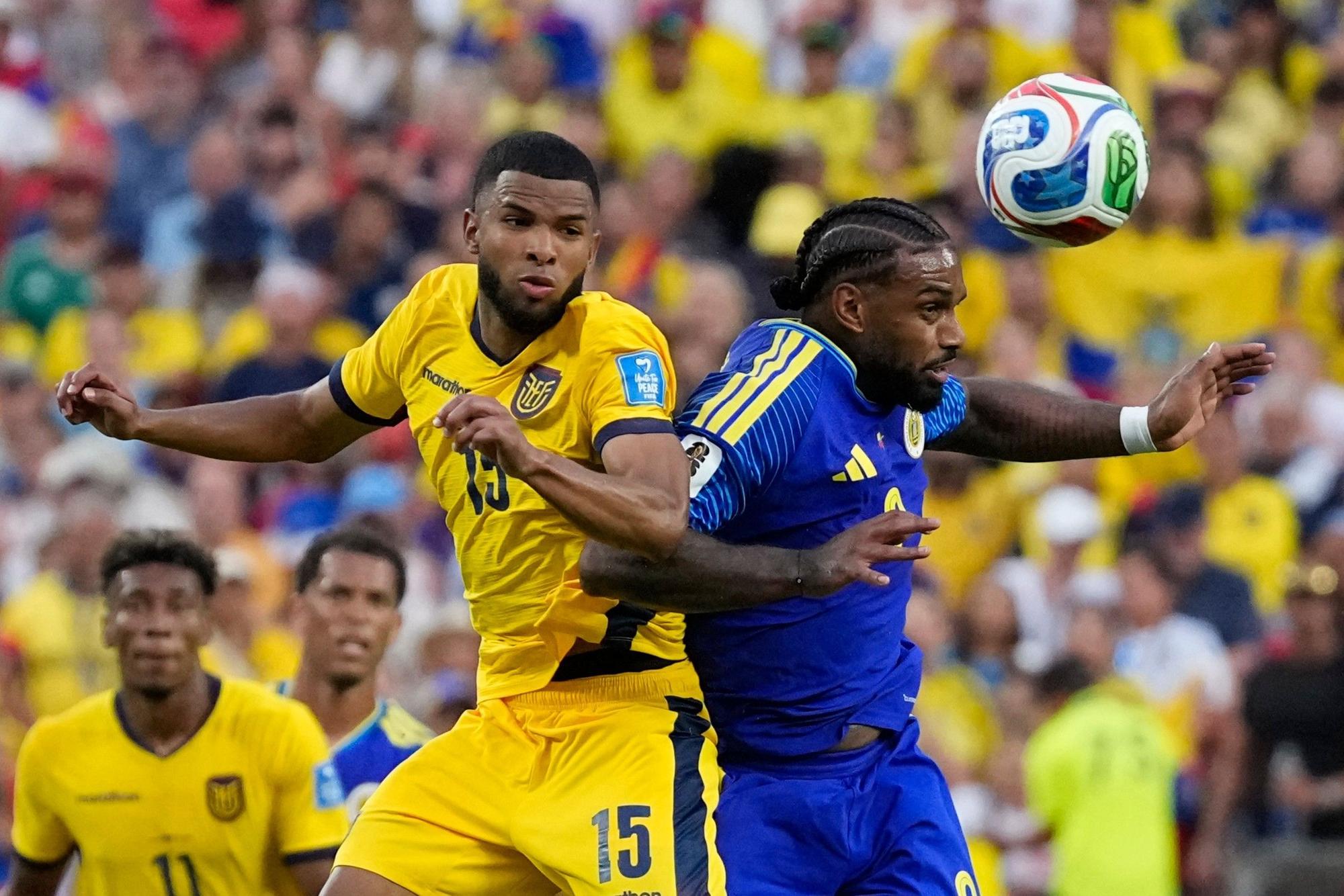 Jürgen Locadia aus Curaçao (r) köpft den Ball neben Pedro Vite aus Ecuador.