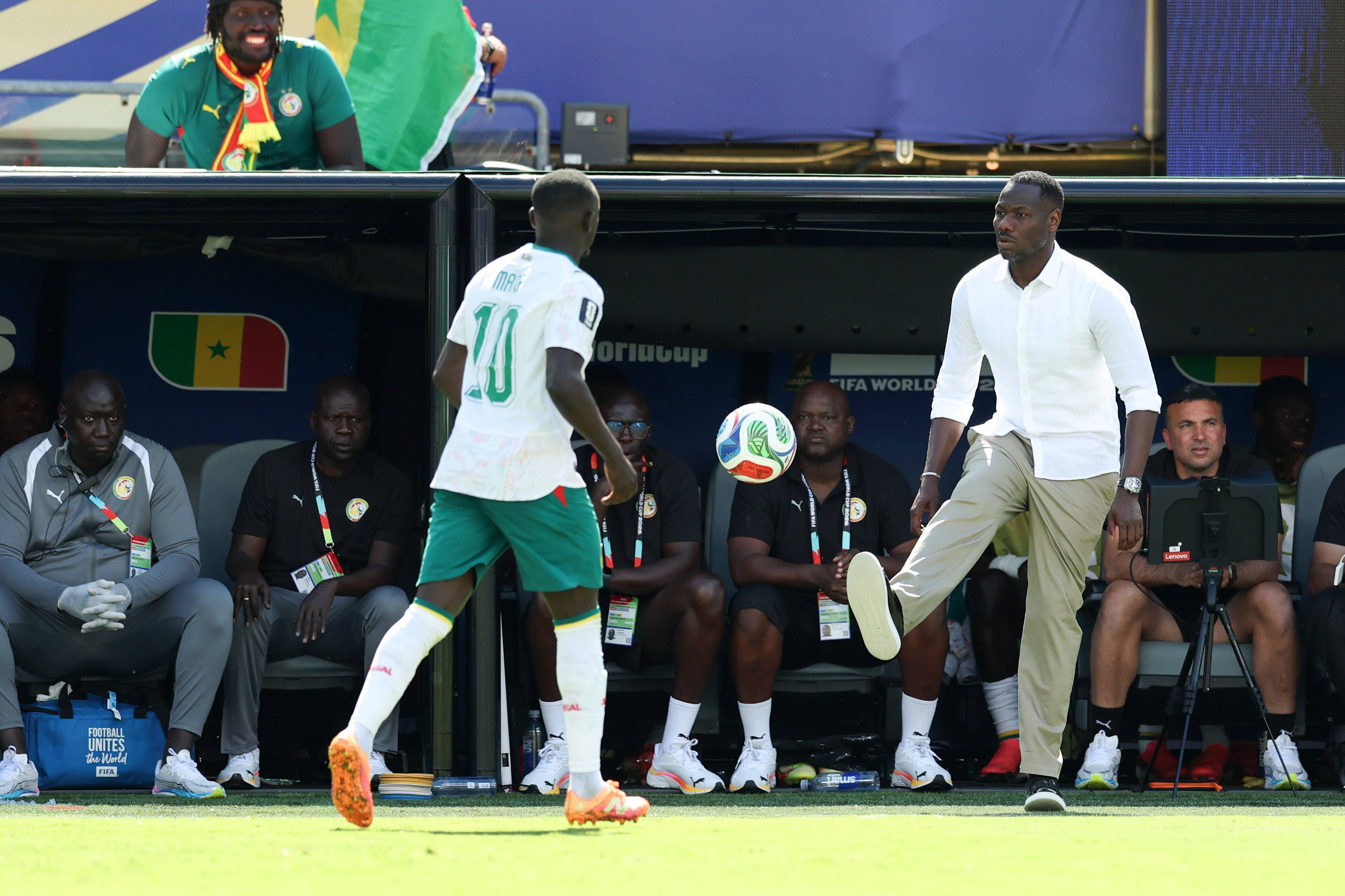 Beim Senegal-Spiel kickt Trainer Pape Thiaw den Ball zu Sadio Mané.