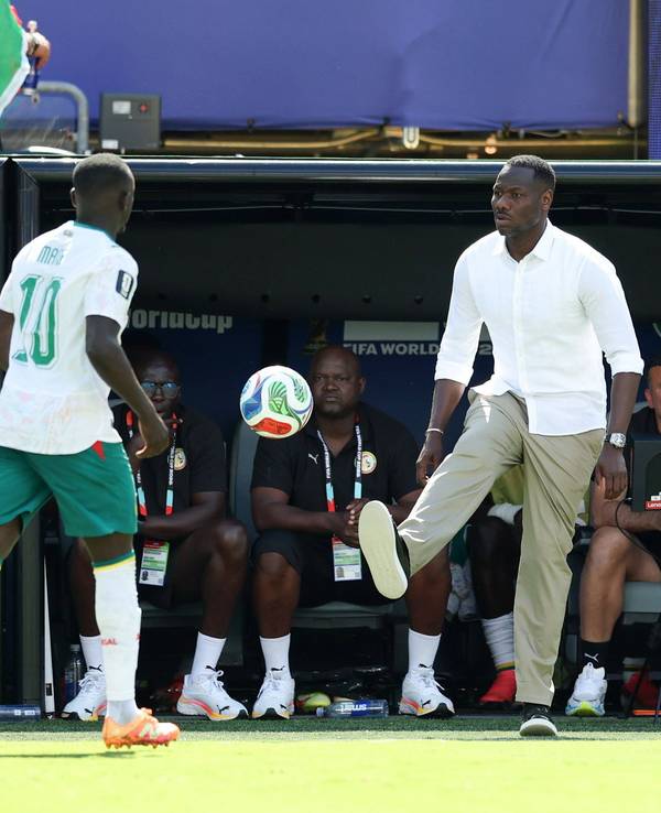 Beim Senegal-Spiel kickt Trainer Pape Thiaw den Ball zu Sadio Mané.