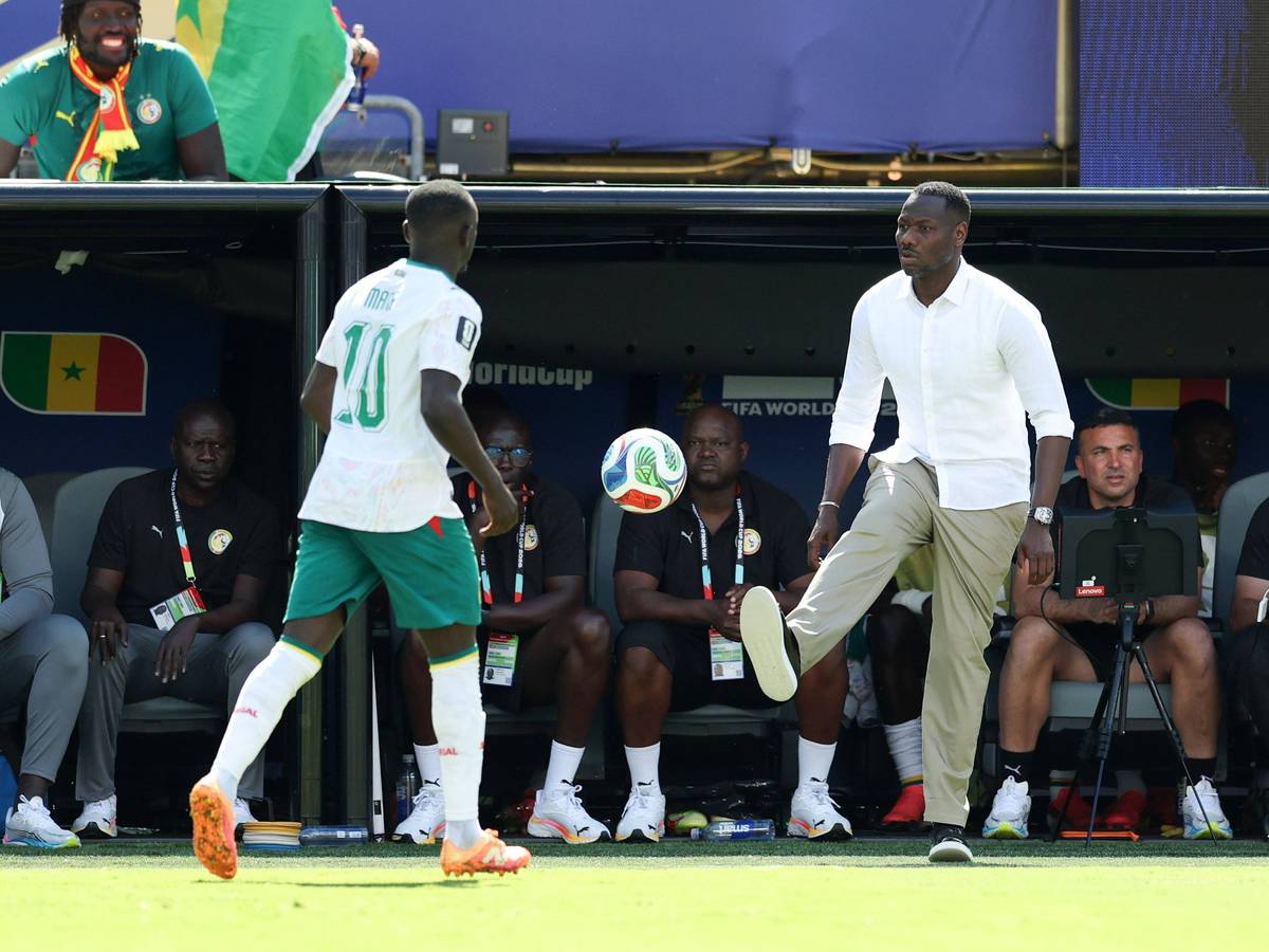 Beim Senegal-Spiel kickt Trainer Pape Thiaw den Ball zu Sadio Mané.