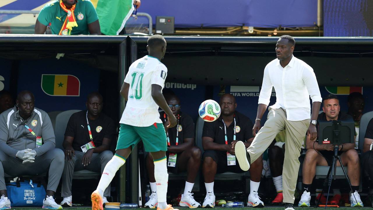 Beim Senegal-Spiel kickt Trainer Pape Thiaw den Ball zu Sadio Mané.