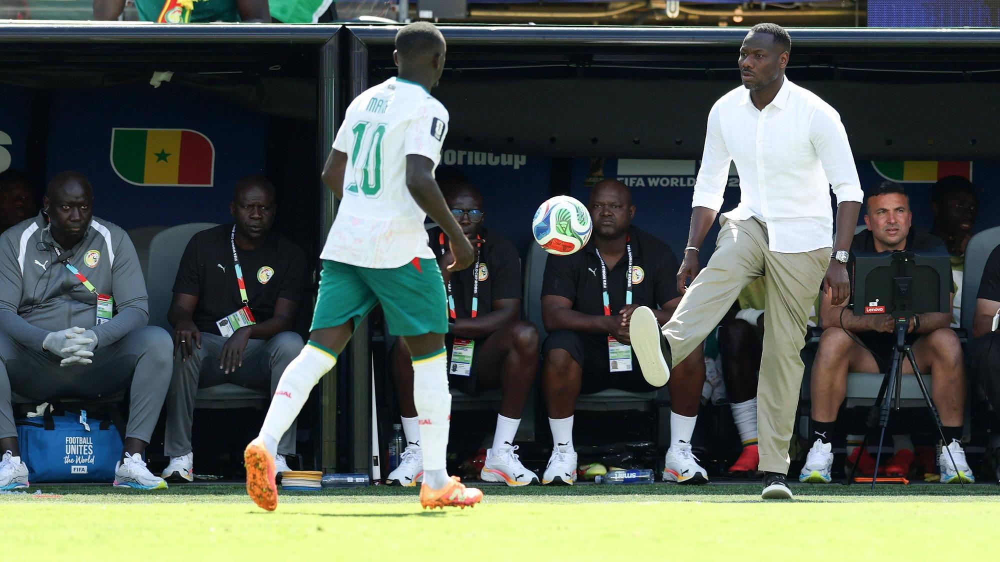Beim Senegal-Spiel kickt Trainer Pape Thiaw den Ball zu Sadio Mané.