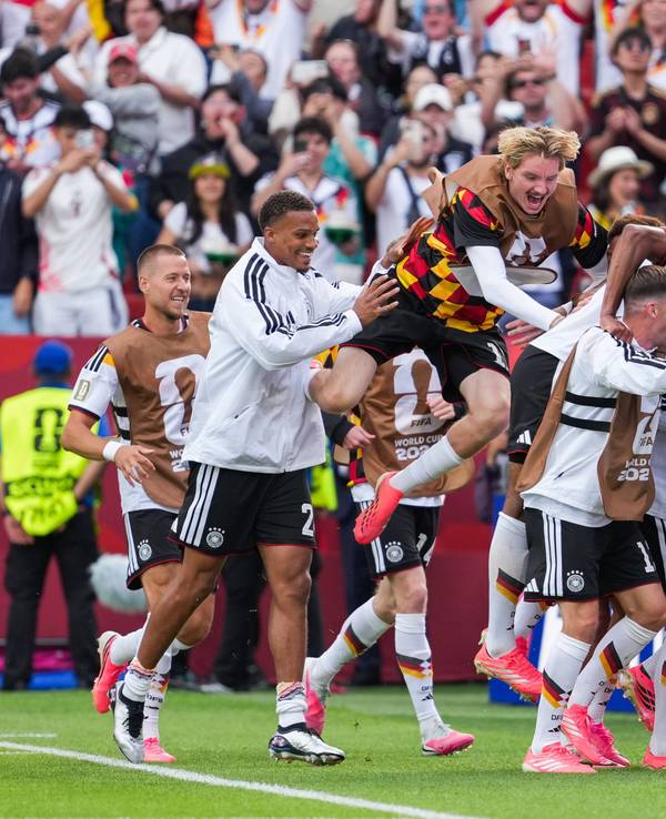 Die deutschen Nationalspieler bejubeln den Treffer von Deniz Undav gegen die Elfenbeinküste.