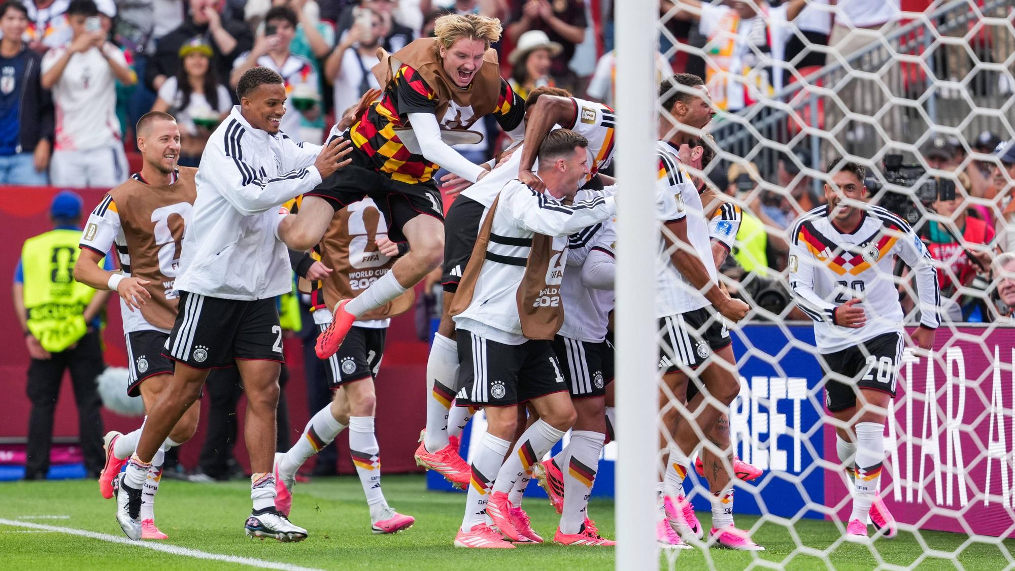 Die deutschen Nationalspieler bejubeln den Treffer von Deniz Undav gegen die Elfenbeinküste.